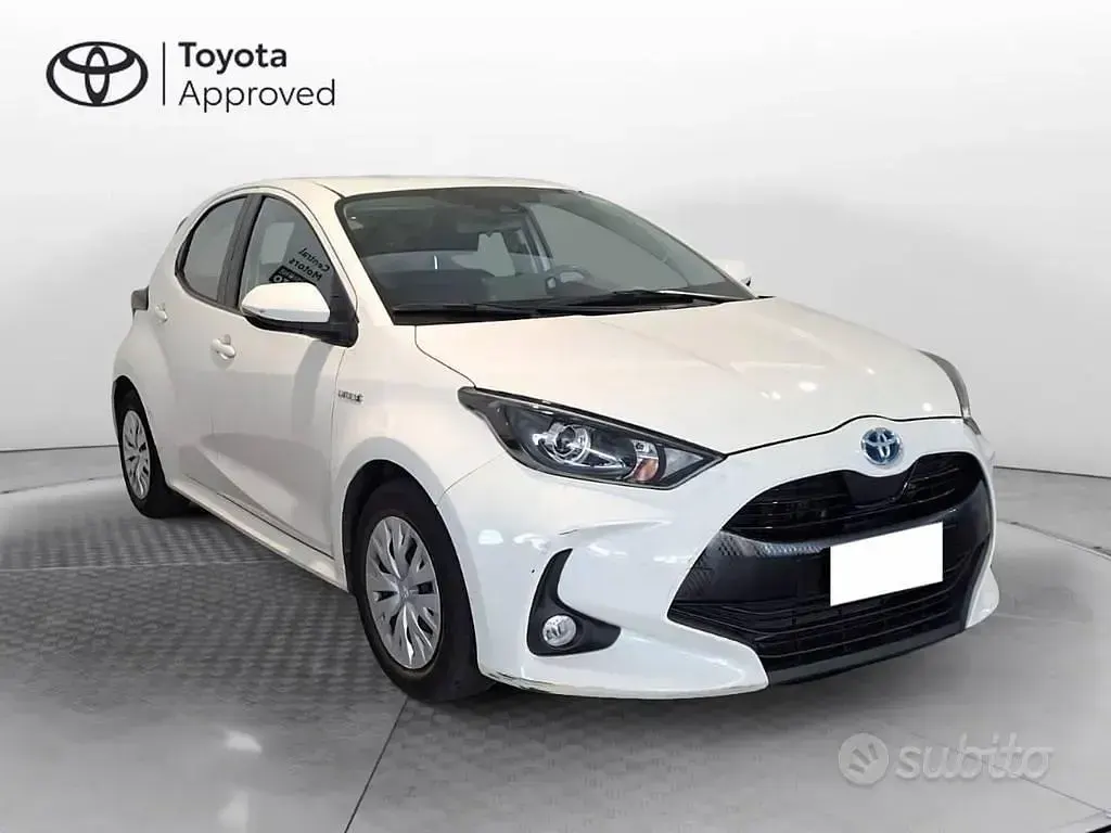 Second-hand Toyota Yaris Active 72 CP (52 kW) 2022 Alb Hatchback
