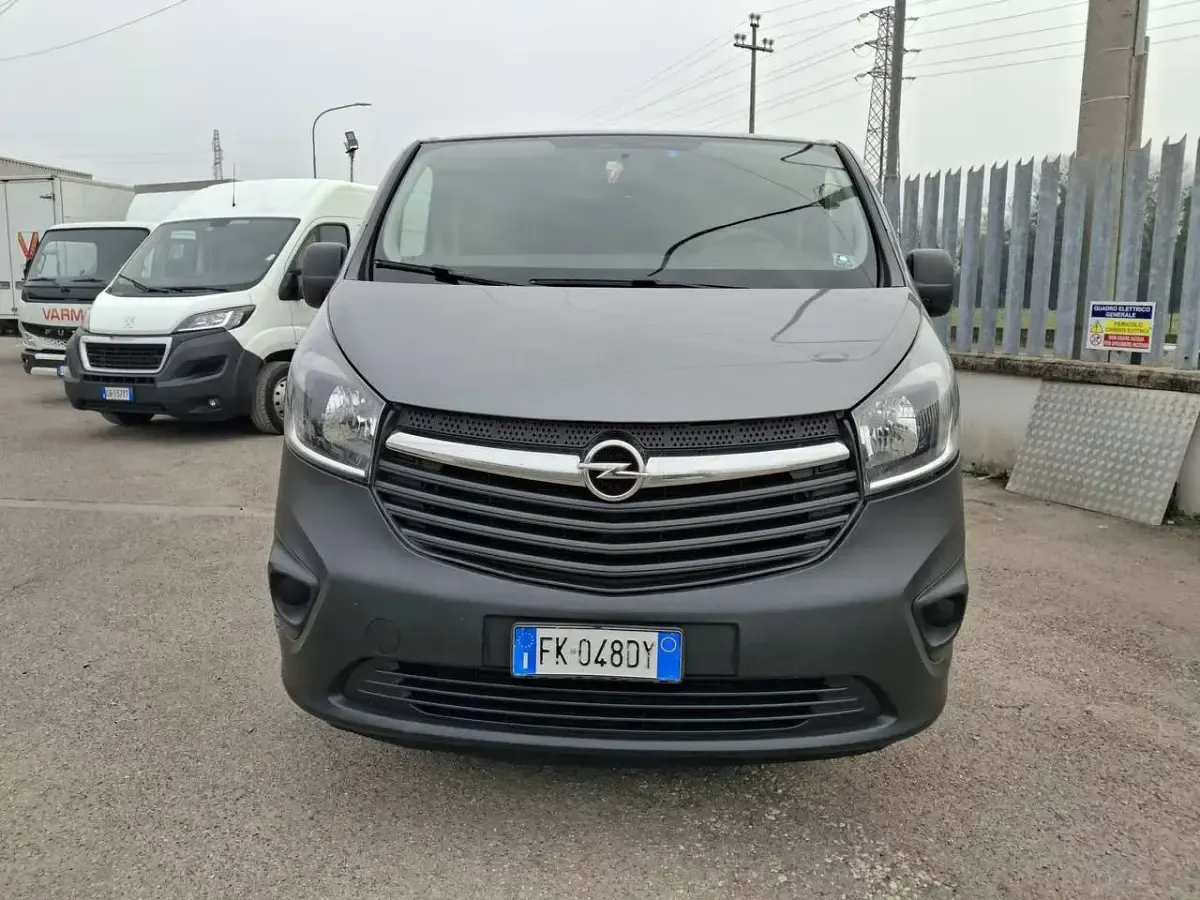 Usata Opel Vivaro 145 CV (106 kW) 2017 Grigio metallizzato Monovolume
