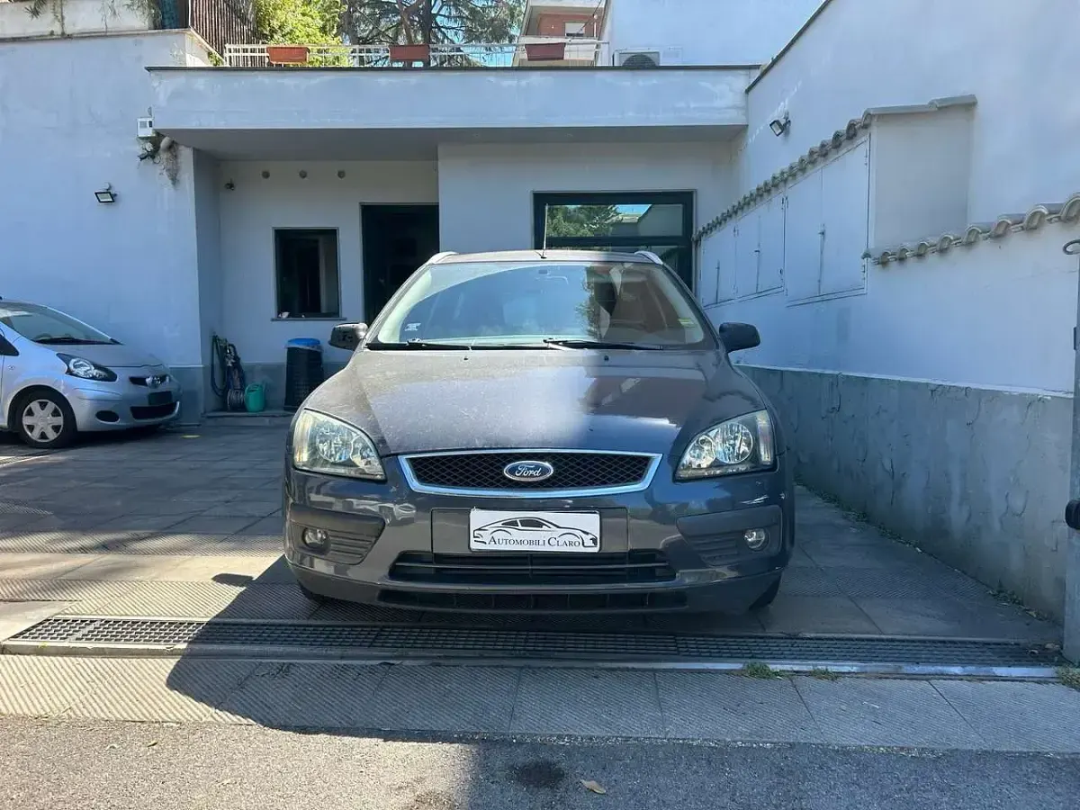 Usata Ford Focus Style 116 CV (85 kW) 2006 Grigio Station wagon