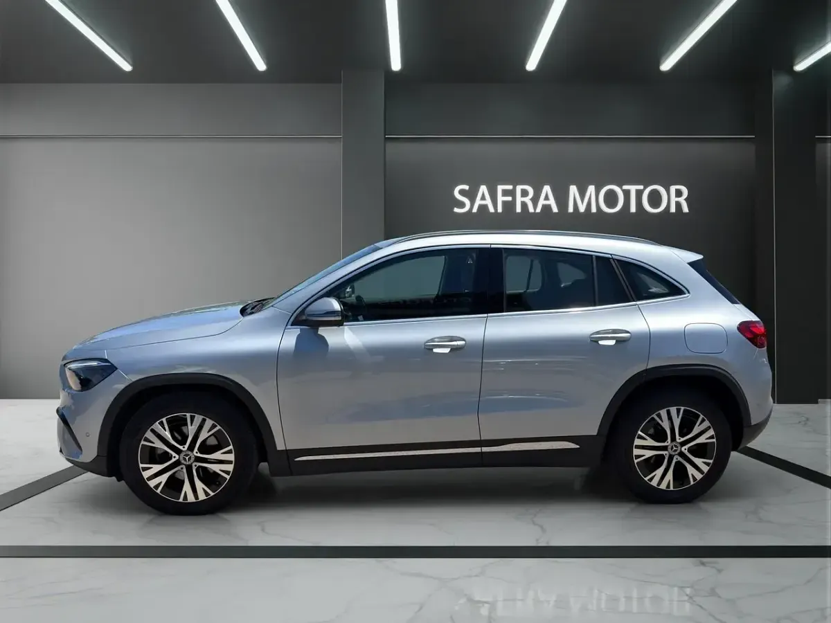 Usata Mercedes GLA180 Advanced 116 CV (85 kW) 2025 Argento high SUV
