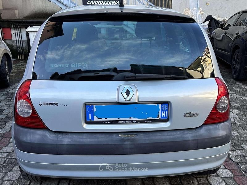 Usata Renault Clio II Privilege 75 CV (55 kW) 2003 Grigio Berlina