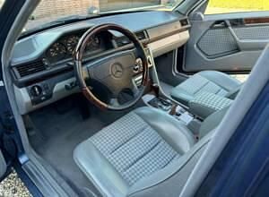 Usata Mercedes E500 320 CV (235 kW) 1993 Blu Berlina