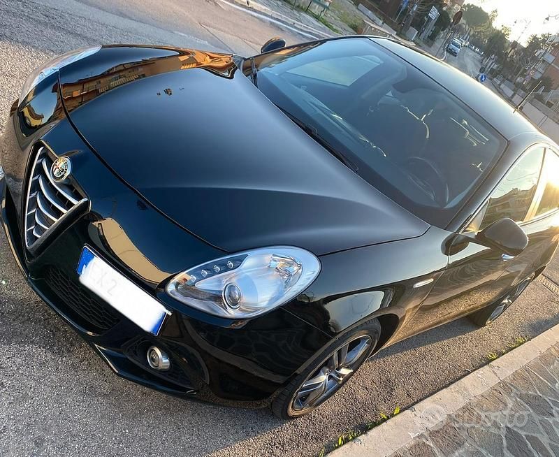 Nero Usata 2014 Alfa Romeo Giulietta Due volumi | 6800 € (Buon prezzo) - Immagine 1/4