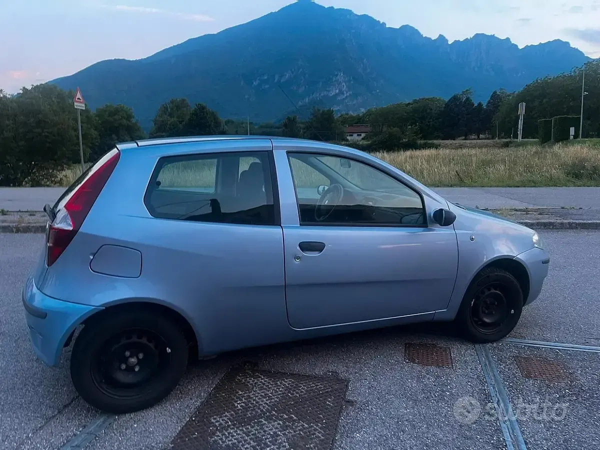 Usata Fiat Punto Active 60 CV (44 kW) 2009 Bluazzurro Utilitaria