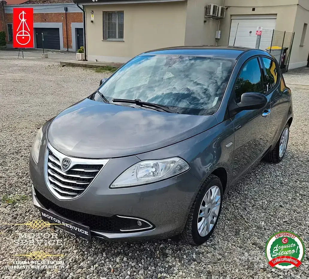 Usata Lancia Ypsilon 69 CV (50 kW) 2013 Grigio Utilitaria