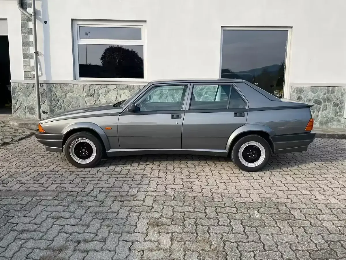 Usata Alfa Romeo 75 150 CV (110 kW) 1988 Grigio Berlina