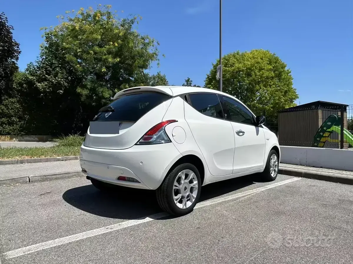 Usata Lancia Ypsilon 69 CV (50 kW) 2016 Bianco Utilitaria