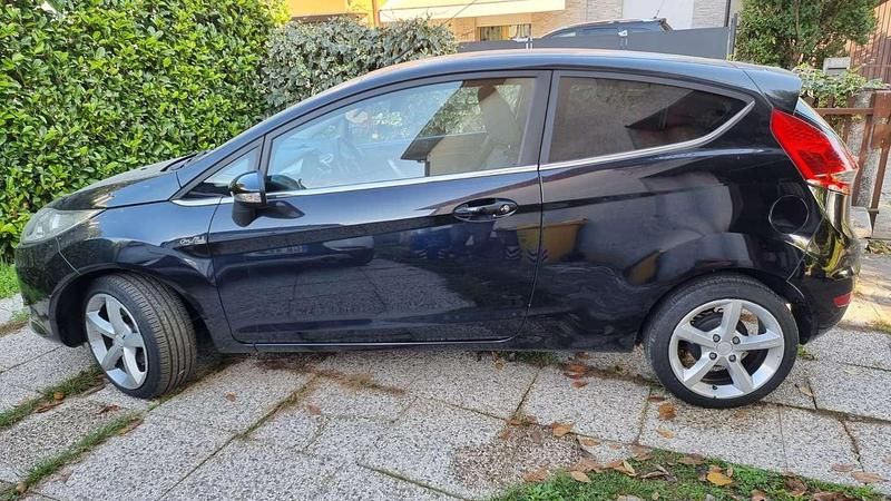 Second-hand Ford Fiesta Titanium 82 CP (60 kW) 2009 Negru Hatchback