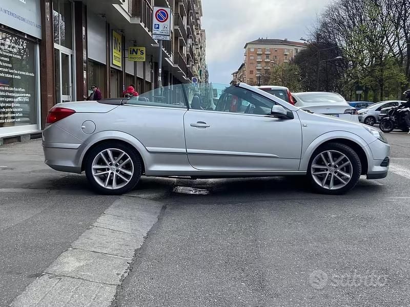 Usata Opel Astra Cabriolet Eco 140 CV (102 kW) 2006 Grigio Cabrio