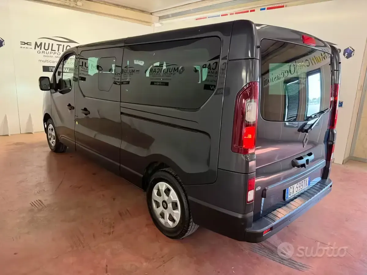 Usata Renault Trafic 150 CV (110 kW) 2024 Grigio Monovolume