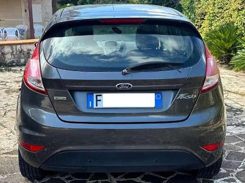 Usata Ford Fiesta 101 CV (74 kW) 2015 Grigio Berlina