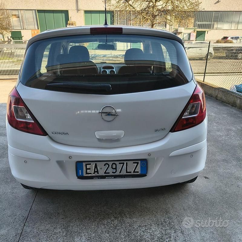 Usata Opel Corsa Enjoy 80 CV (58 kW) 2009 Bianco Utilitaria