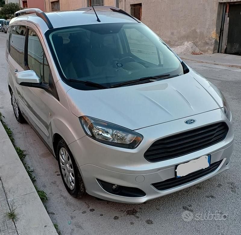 Grigio Usata 2017 Ford Tourneo Courier Monovolume | 10.200 € - Immagine 1/4