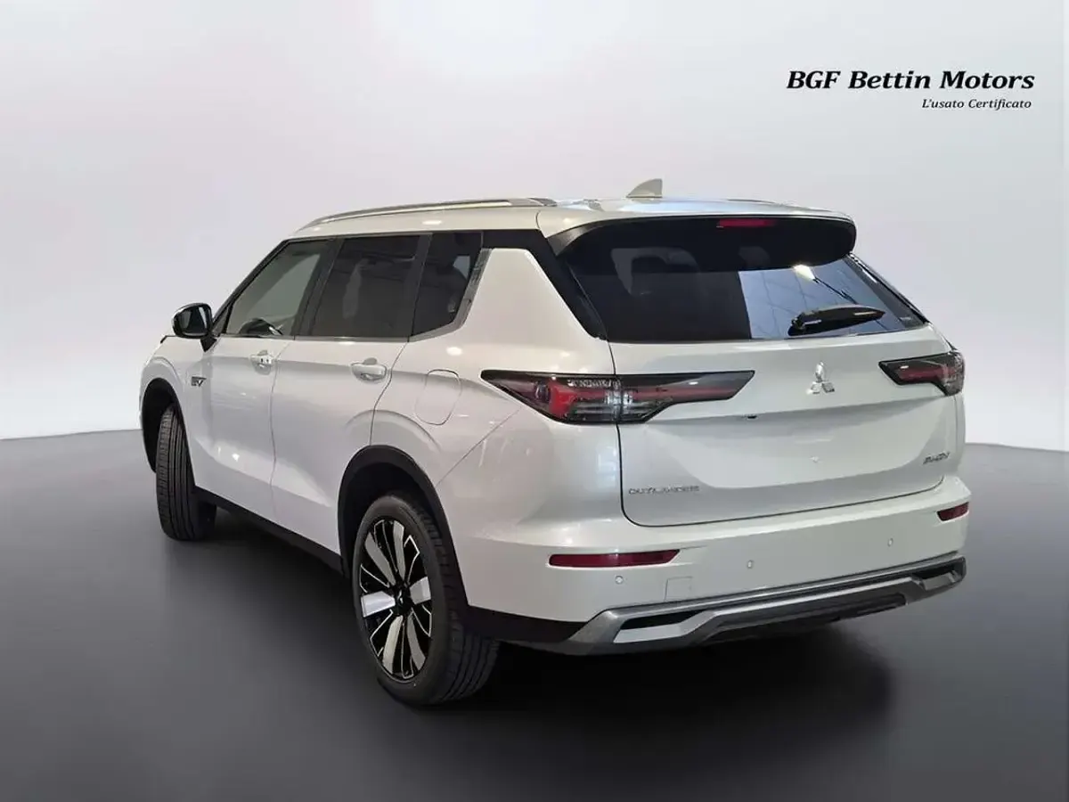 Nuova Mitsubishi Outlander P-HEV Intense 306 CV (225 kW) 2026 White diamond SUV
