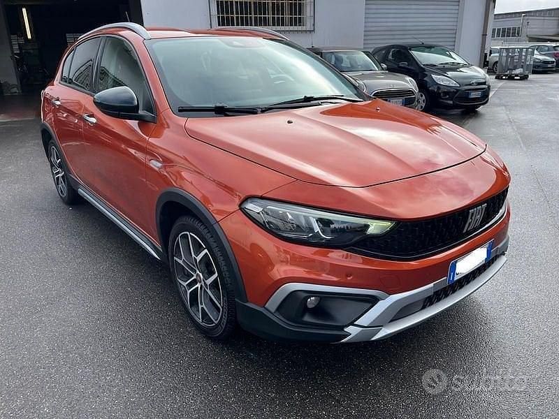 Usata Fiat Tipo Cross 130 CV (95 kW) 2022 Arancione Berlina