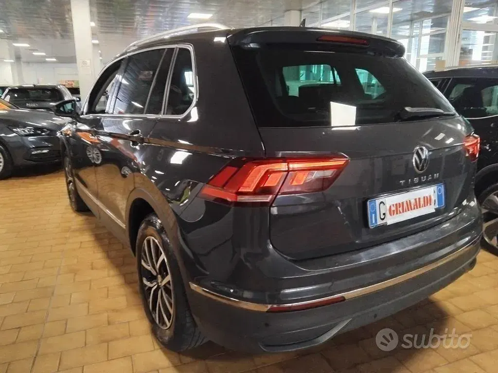 Usata VW Tiguan Life 131 CV (96 kW) 2022 Urano grey / pastello SUV