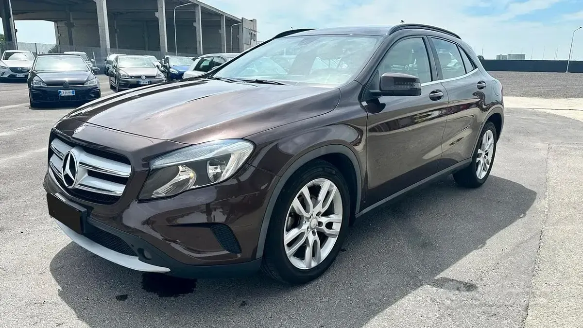 Usata Mercedes GLA220 170 CV (125 kW) 2014 Marrone SUV