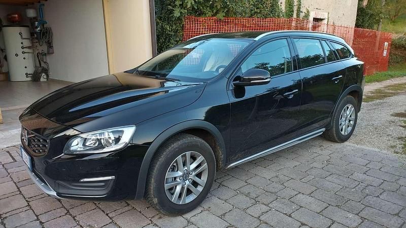 Usata Volvo V60 CC Business Edition 150 CV (110 kW) 2017 Nero Station wagon