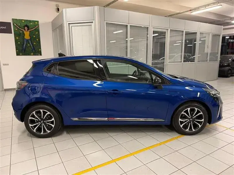 Usata Renault Clio Techno 91 CV (66 kW) 2024 Blu scuro Utilitaria