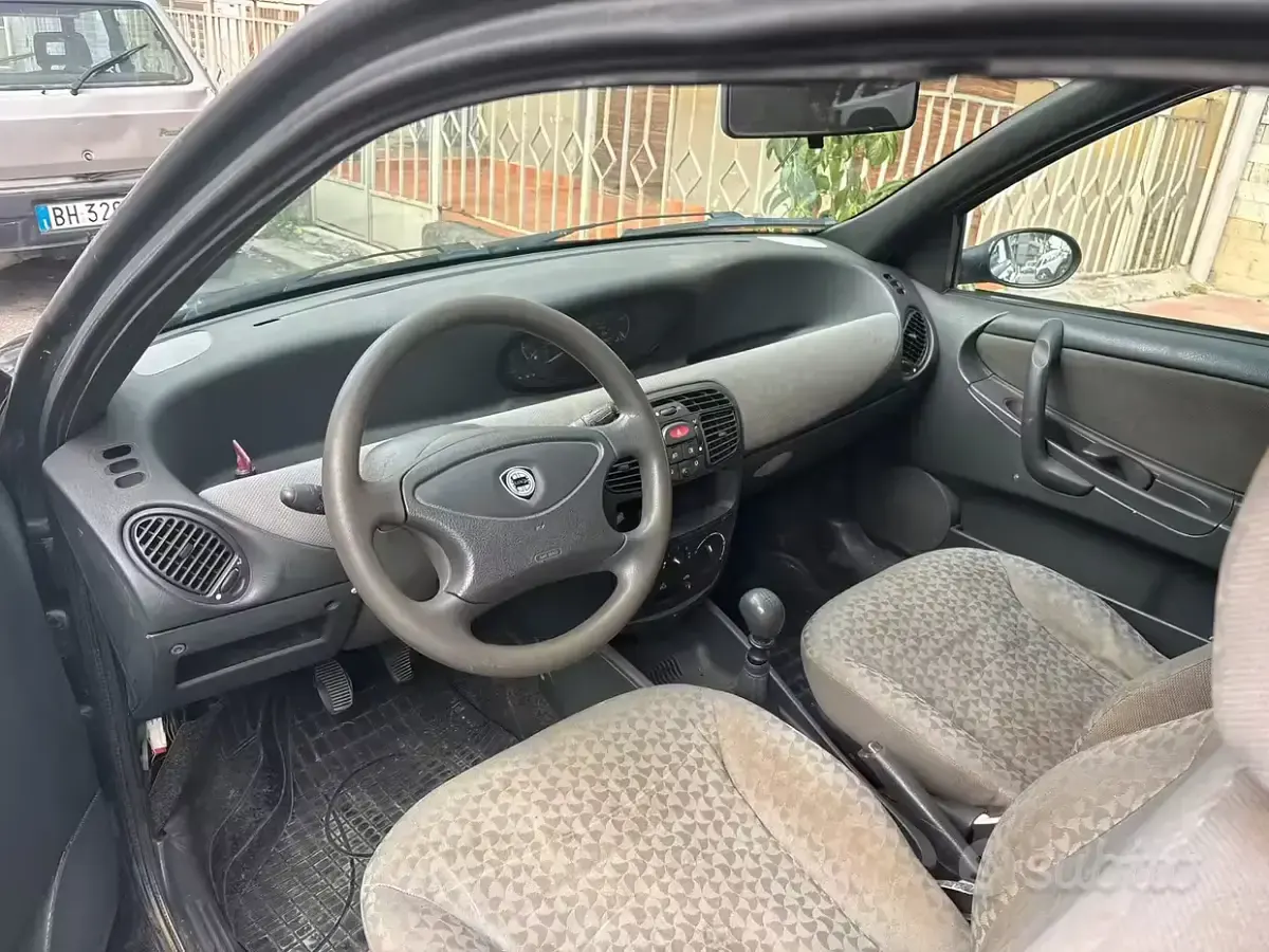 Usata Lancia Ypsilon 60 CV (44 kW) 2001 Utilitaria