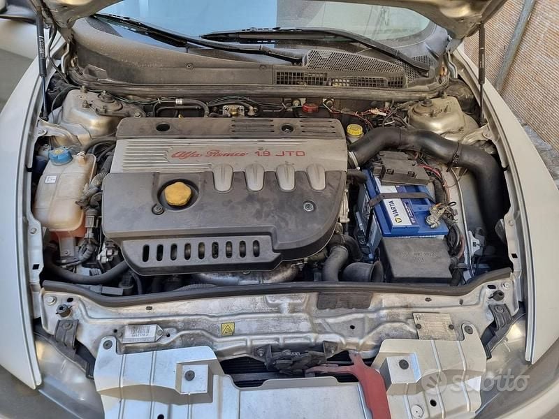 Usata Alfa Romeo 147 Exclusive 116 CV (85 kW) 2004 Grigio Utilitaria