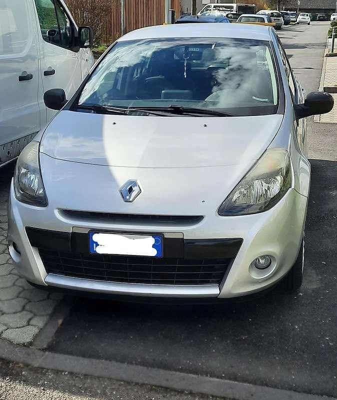Usata Renault Clio III Luxe 101 CV (74 kW) 2010 Argento Berlina