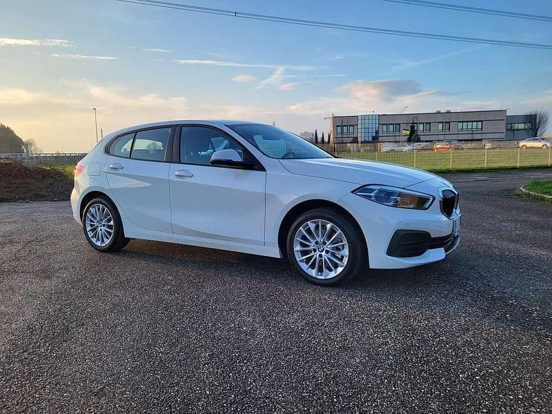 Usata BMW 116 Advantage 109 CV (80 kW) 2023 White pastello Utilitaria