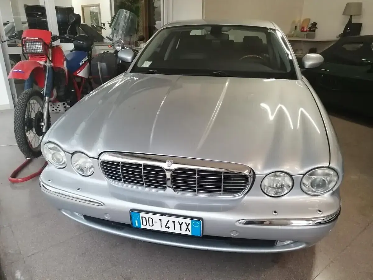 Usata Jaguar XJ Executive 207 CV (152 kW) 2007 Argento Berlina