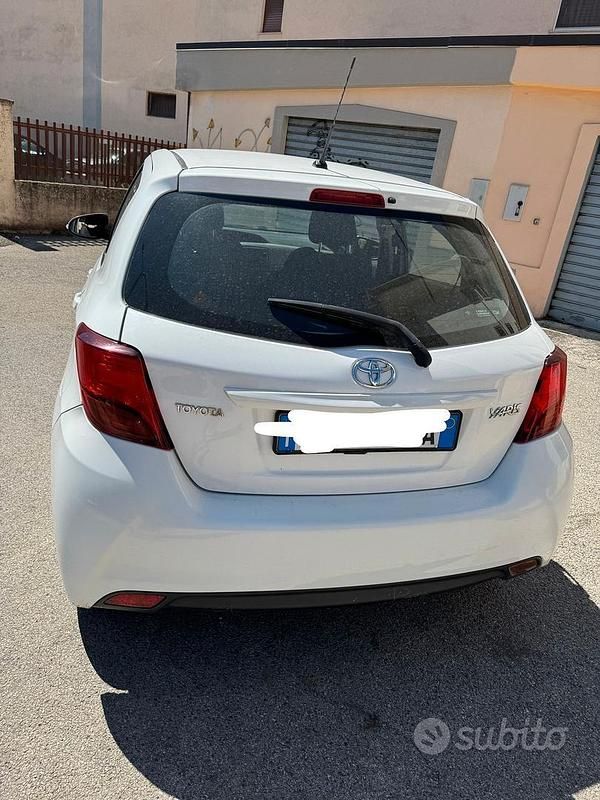 Usata Toyota Yaris 90 CV (66 kW) 2016 Bianco Utilitaria