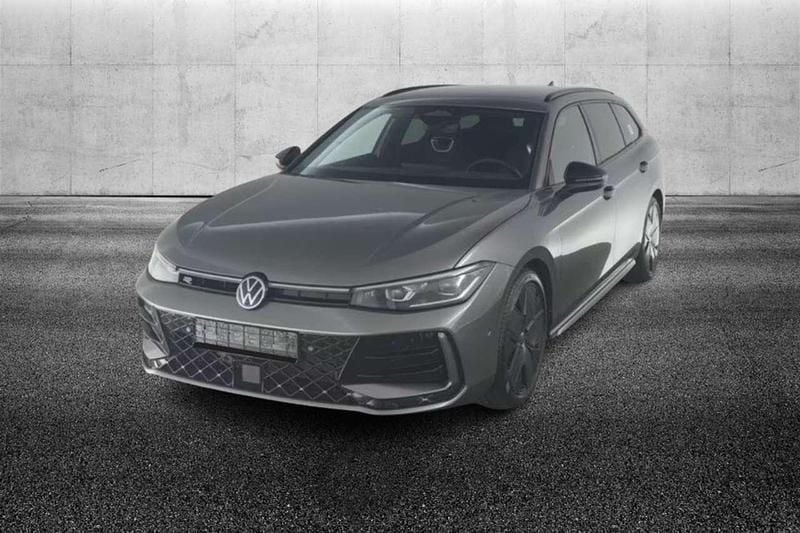 Grigio Usata 2024 VW Passat R-line Station wagon | 45.950 € (Molto cara) - Immagine 1/4