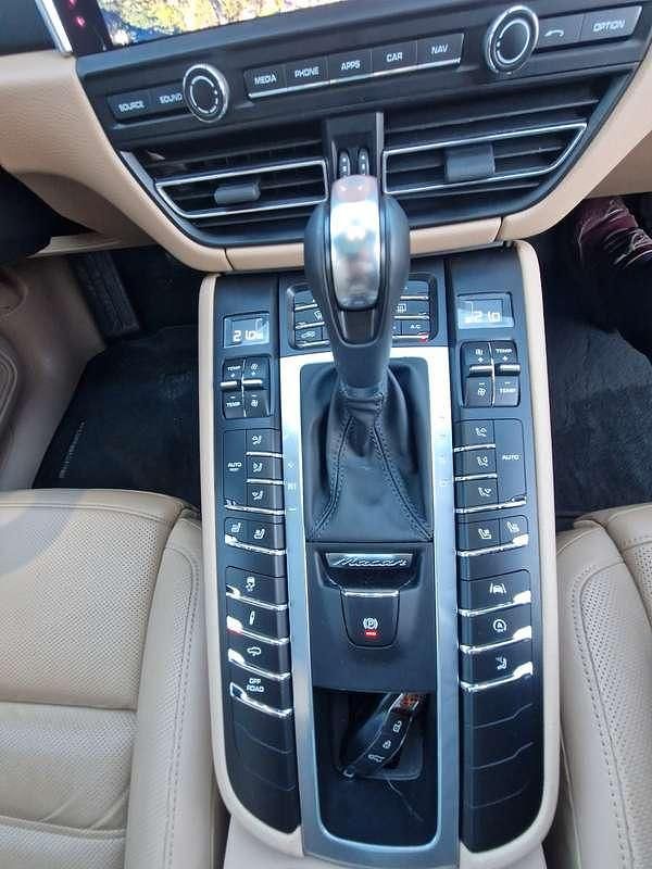 Usata Porsche Macan Turbo 245 CV (180 kW) 2021 Beige SUV