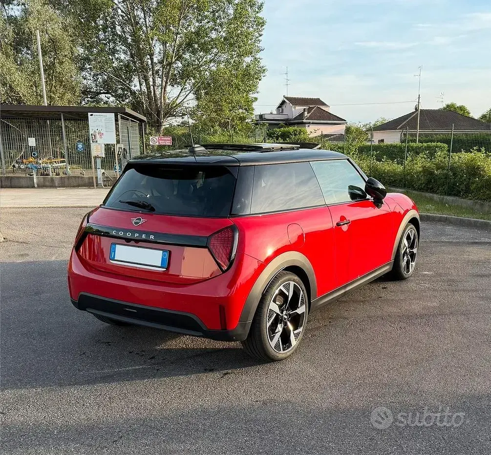 Usata Mini Cooper Classic 156 CV (114 kW) 2024 Rosso Utilitaria