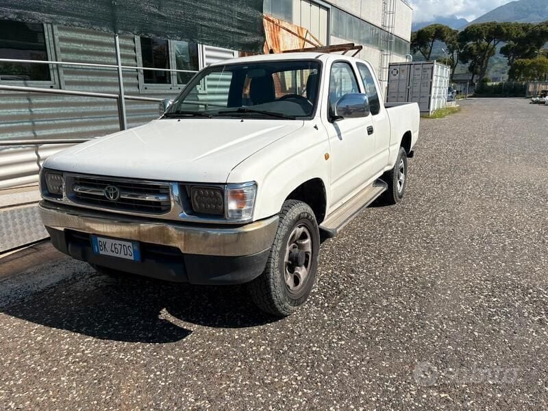 Usata Toyota HiLux SR5 90 CV (66 kW) 2000 Bianco Pick-up