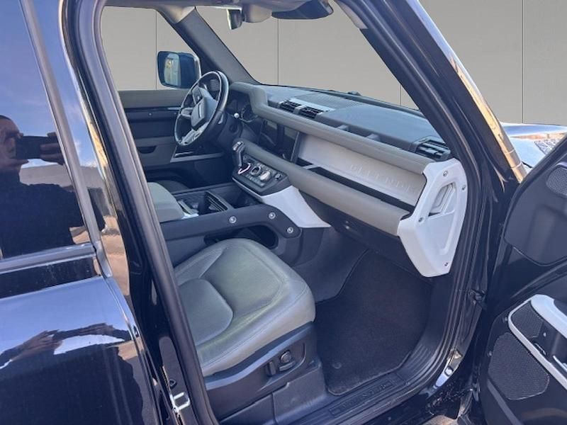 Usata Land Rover Defender SE 200 CV (147 kW) 2023 Santorini black SUV