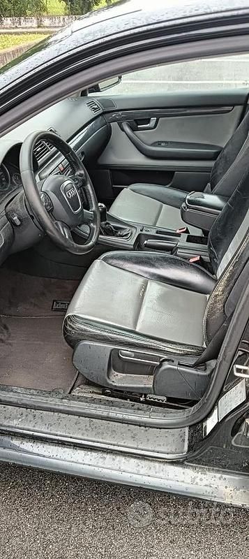 Nero Usata 2004 Audi A4 Station wagon | 2000 € (Buon prezzo) - Immagine 1/4