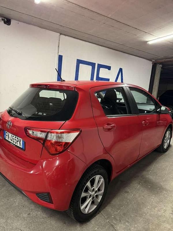 Usata Toyota Yaris Cool 69 CV (50 kW) 2018 Rosso Berlina