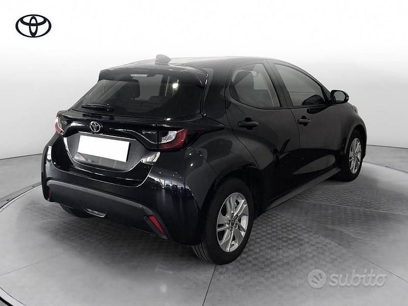 Usata Toyota Yaris Hybrid Lounge 116 CV (85 kW) 2022 Black met Berlina