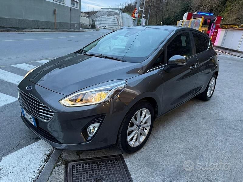 Grigio Usata 2019 Ford Fiesta Titanium Tre volumi | 9500 € (Ottimo prezzo) - Immagine 1/4