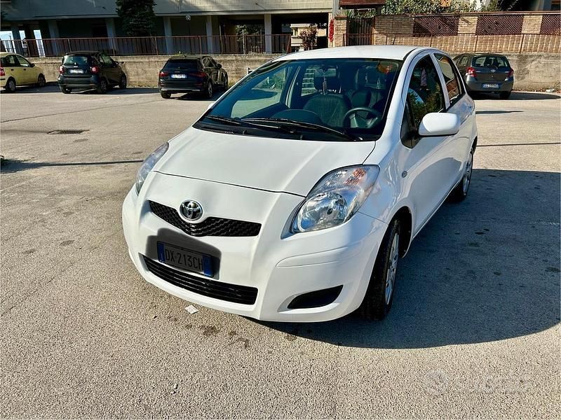Bianco Usata 2010 Toyota Yaris Sol Tre volumi | 6200 € (Cara) - Immagine 1/4