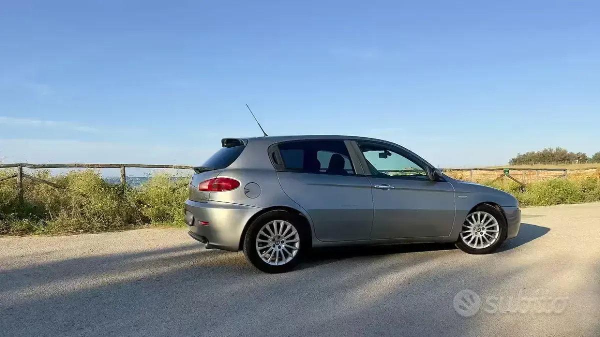 Usata Alfa Romeo 147 120 CV (88 kW) 2008 Grigio Utilitaria