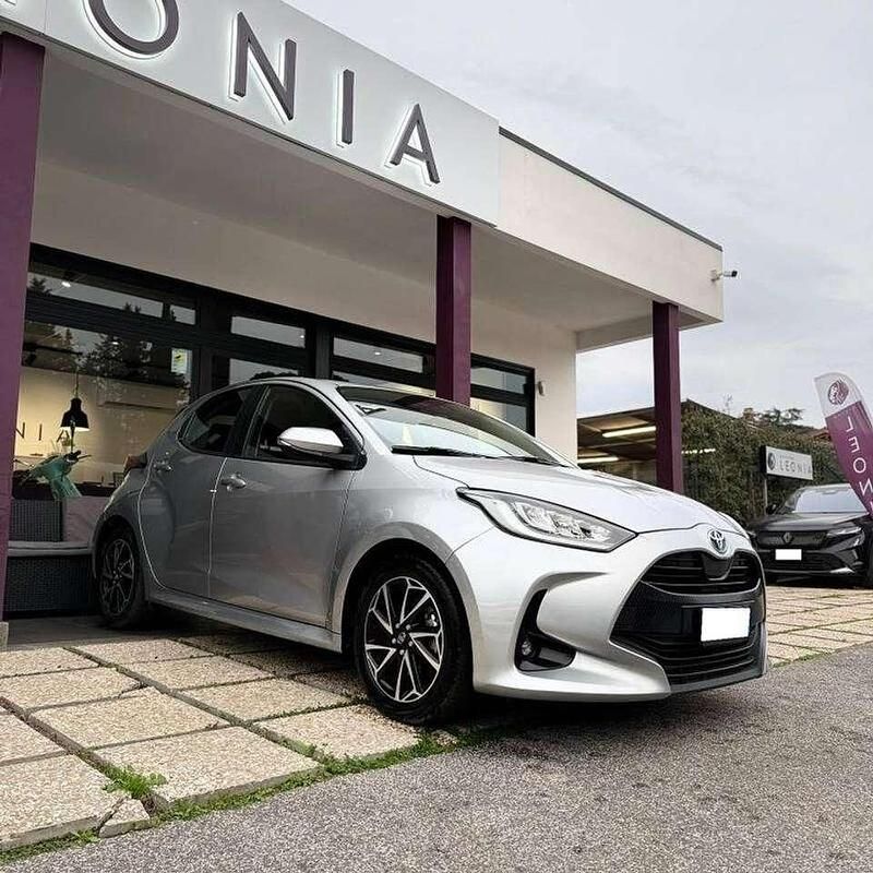 Usata Toyota Yaris Hybrid Trend 92 CV (67 kW) 2022 Argento Berlina