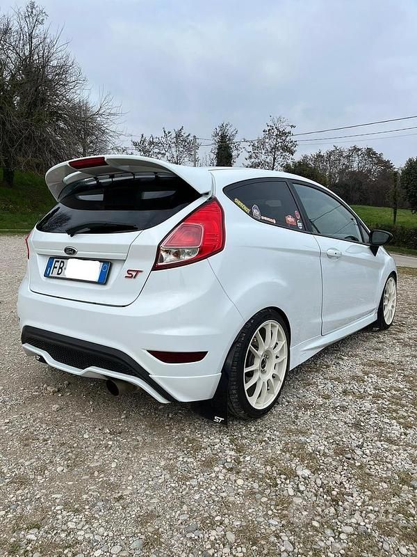 Usata Ford Fiesta ST 182 CV (133 kW) 2015 Bianco Berlina