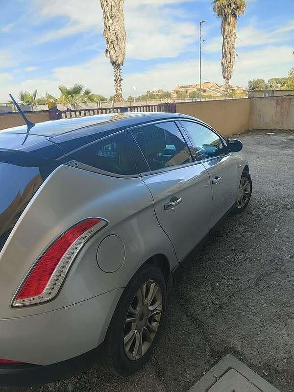 Usata Lancia Delta Gold 105 CV (77 kW) 2012 Utilitaria