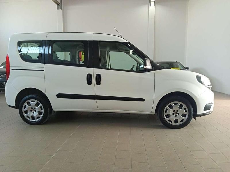 Usata Fiat Doblò Lounge 120 CV (88 kW) 2019 Bianco Monovolume