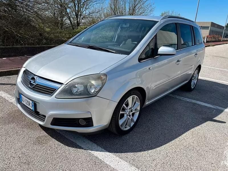 Usata Opel Zafira Cosmo 120 CV (88 kW) 2007 Argento Monovolume