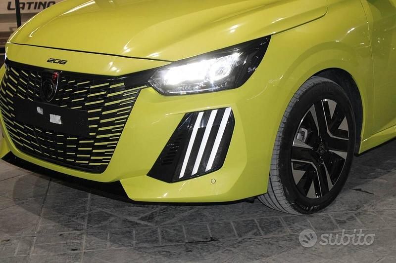 Usata Peugeot 208 Allure 101 CV (74 kW) 2024 Verde Utilitaria