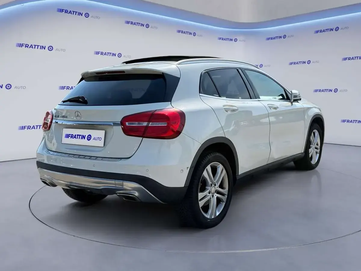 Usata Mercedes GLA200 136 CV (100 kW) 2016 Bianco calcite SUV