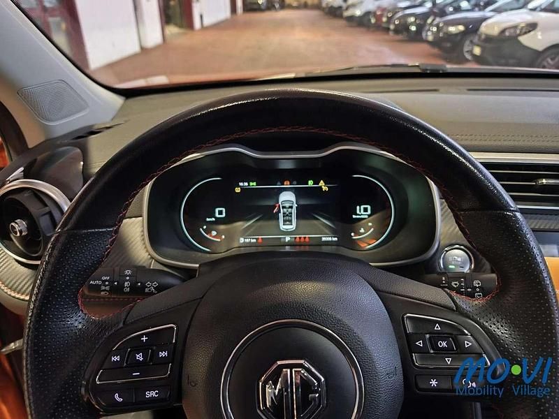 Usata MG ZS Luxury 111 CV (81 kW) 2022 Arancione Berlina