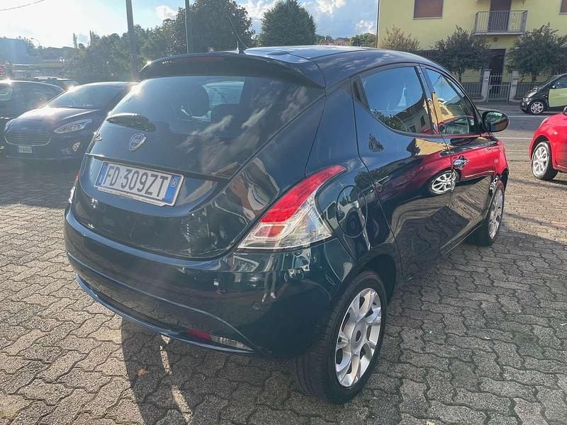Usata Lancia Ypsilon Platinum 69 CV (50 kW) 2016 Blu/azzurro Utilitaria