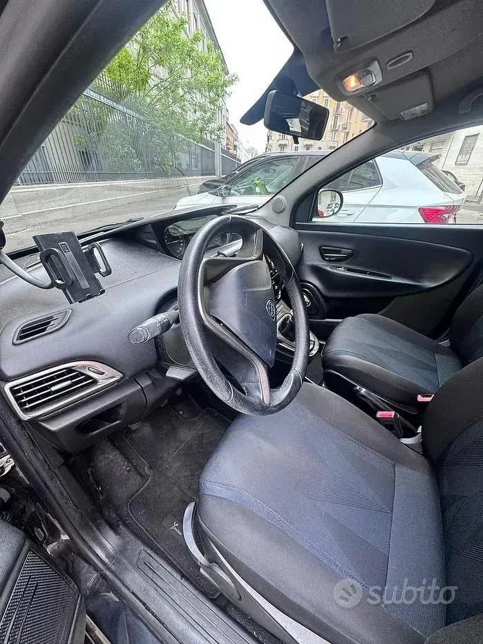 Usata Lancia Ypsilon 69 CV (50 kW) 2018 Blu Utilitaria